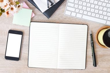 Not defteri, dizüstü bilgisayar ve kahve fincanı fare notlu üst görünüm ofis malzemeleri. Boş ekran cep telefonu ve beyaz masa çalışma alanı üzerindeki malzemeler ve kopyalama alanı..