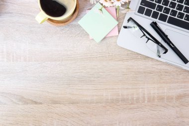 Not defteri, dizüstü bilgisayar ve kahve fincanı fare notlu üst görünüm ofis malzemeleri. Boş ekran cep telefonu ve beyaz masa çalışma alanı üzerindeki malzemeler ve kopyalama alanı..