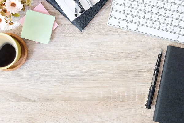 Cosas Oficina Vista Superior Con Bloc Notas Computadora Portátil Taza — Foto de Stock