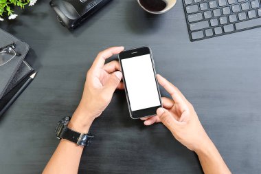 Not defteri, dizüstü bilgisayar ve kahve fincanı fare notlu üst görünüm ofis malzemeleri. Boş ekran cep telefonu ve beyaz masa çalışma alanı üzerindeki malzemeler ve kopyalama alanı..