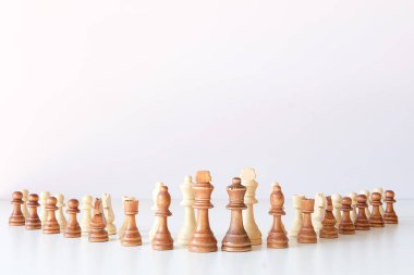 Rekabet başarısı yönetimi veya liderlik kavramında satranç figürünün yerini alan iş adamı 