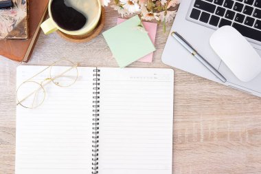 Not defteri, dizüstü bilgisayar ve kahve fincanı fare notlu üst görünüm ofis malzemeleri. Boş ekran cep telefonu ve beyaz masa çalışma alanı üzerindeki malzemeler ve kopyalama alanı..