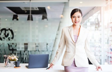 Belgeler ve dizüstü bilgisayarlarla çalışan iş kadını Danışmanlık ve iş planlaması.