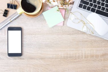 Not defteri, dizüstü bilgisayar ve kahve fincanı fare notlu üst görünüm ofis malzemeleri. Boş ekran cep telefonu ve beyaz masa çalışma alanı üzerindeki malzemeler ve kopyalama alanı..