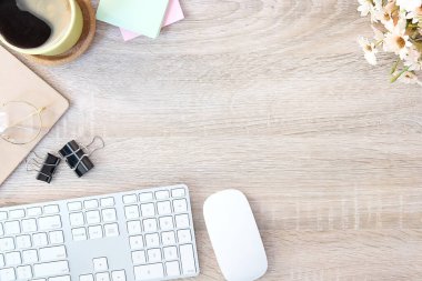 Not defteri, dizüstü bilgisayar ve kahve fincanı fare notlu üst görünüm ofis malzemeleri. Boş ekran cep telefonu ve beyaz masa çalışma alanı üzerindeki malzemeler ve kopyalama alanı..