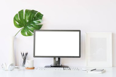 Çalışma masası ve dizüstü bilgisayar. Boşluğu ve boş ekranı kopyala. İş görüntüsü, boş ekran dizüstü bilgisayar ve malzemeler.