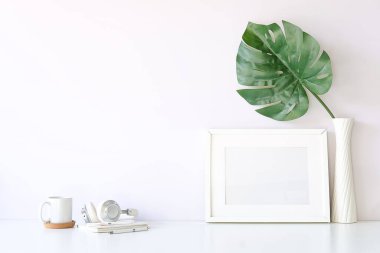 Model çalışma masası ve uzay kitapları, bitki ve kahve beyaz masa üzerinde kopyalama