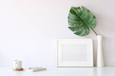 Model çalışma masası ve uzay kitapları, bitki ve kahve beyaz masa üzerinde kopyalama