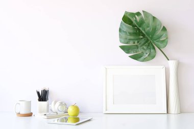 Model çalışma masası ve uzay kitapları, bitki ve kahve beyaz masa üzerinde kopyalama