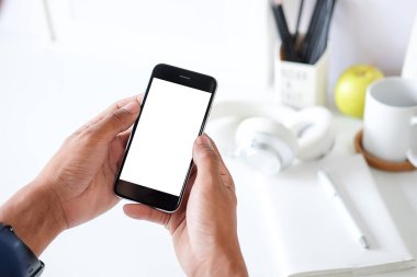Metin mesajınız veya bilgi içeriğiniz için boş ekranlı akıllı telefonu tutan erkek eli görüntüsü, şehir ortamında cep telefonundan mesaj okuyan kadın görüntüsü.