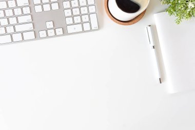 Not defteri, dizüstü bilgisayar ve kahve fincanı fare notlu üst görünüm ofis malzemeleri. Boş ekran cep telefonu ve beyaz masa çalışma alanı üzerindeki malzemeler ve kopyalama alanı..