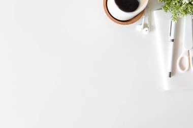 Not defteri, dizüstü bilgisayar ve kahve fincanı fare notlu üst görünüm ofis malzemeleri. Boş ekran cep telefonu ve beyaz masa çalışma alanı üzerindeki malzemeler ve kopyalama alanı..
