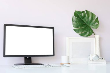 Çalışma masası ve dizüstü bilgisayar. Boşluğu ve boş ekranı kopyala. İş görüntüsü, boş ekran dizüstü bilgisayar ve malzemeler.