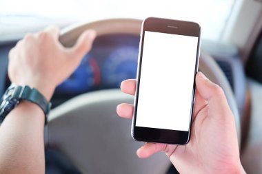 Kesilmiş görüntü. Şoför araba kullanırken telefonu kullanıyor. Yuvarlak kenarlı modern akıllı telefon. Model için izole ekran. Arka planda araba navigasyon görüntüsü. 