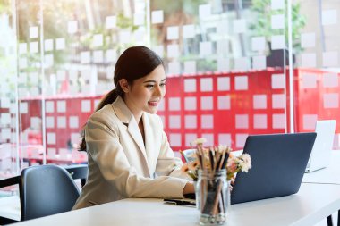 İş kadını iş yerinde dijital tabletle çalışıyor..