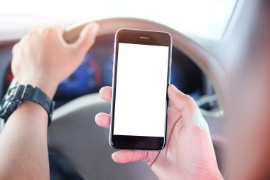 Metin mesajınız veya bilgi içeriğiniz için boş ekranlı akıllı telefonu tutan erkek eli görüntüsü, şehir ortamında cep telefonundan mesaj okuyan kadın görüntüsü.