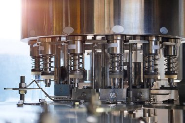 Üretim hattındaki endüstriyel makineler ve endüstriyel fabrika ekipmanları paslanmaz otomasyon. 