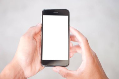 Metin mesajınız veya bilgi içeriğiniz için boş ekranlı akıllı telefonu tutan erkek eli görüntüsü, şehir ortamında cep telefonundan mesaj okuyan kadın görüntüsü. 