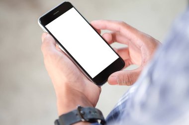 Metin mesajınız veya bilgi içeriğiniz için boş ekranlı akıllı telefonu tutan erkek eli görüntüsü, şehir ortamında cep telefonundan mesaj okuyan kadın görüntüsü. 