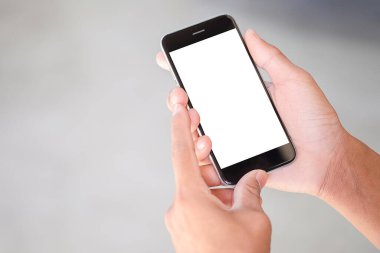 Metin mesajınız veya bilgi içeriğiniz için boş ekranlı akıllı telefonu tutan erkek eli görüntüsü, şehir ortamında cep telefonundan mesaj okuyan kadın görüntüsü. 