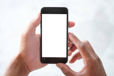 İş adamının elinde boş ekran ile akıllı telefonu taklit ettiği görüntüyü kapat.