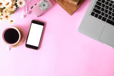 Not defteri, dizüstü bilgisayar ve kahve fincanı fare notlu üst görünüm ofis malzemeleri. Boş ekran cep telefonu ve masa başı çalışma alanı üzerindeki malzemeler ve kopyalama alanı..