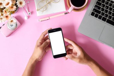 Not defteri, dizüstü bilgisayar ve kahve fincanı fare notlu üst görünüm ofis malzemeleri. Boş ekran cep telefonu ve masa başı çalışma alanı üzerindeki malzemeler ve kopyalama alanı..
