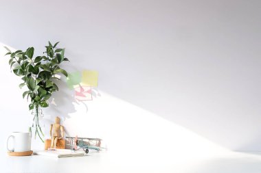 Modern çalışma masası ve uzay kitabını kopyalamak, ahşap masaya bitki ve kahve fincanı koymak.