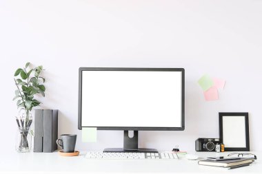 Bilgisayarı beyaz masadaki boş ekran ile yapılandır.