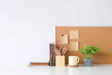 Modern çalışma masası ve uzay kitabını kopyalamak, ahşap masaya bitki ve kahve fincanı koymak.