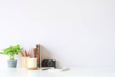 Modern çalışma masası ve uzay kitabını kopyalamak, ahşap masaya bitki ve kahve fincanı koymak.