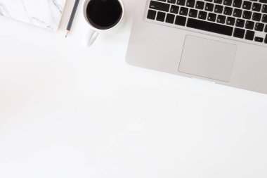 Not defteri, dizüstü bilgisayar ve kahve fincanı fare notlu üst görünüm ofis malzemeleri. Boş ekran cep telefonu ve beyaz masa çalışma alanı üzerindeki malzemeler ve kopyalama alanı..