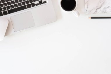 Not defteri, dizüstü bilgisayar ve kahve fincanı fare notlu üst görünüm ofis malzemeleri. Boş ekran cep telefonu ve masa başı çalışma alanı üzerindeki malzemeler ve kopyalama alanı..