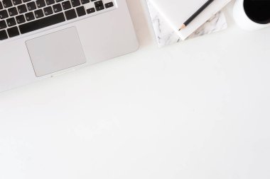 Not defteri, dizüstü bilgisayar ve kahve fincanı fare notlu üst görünüm ofis malzemeleri. Boş ekran cep telefonu ve masa başı çalışma alanı üzerindeki malzemeler ve kopyalama alanı..