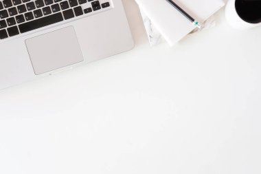 Not defteri, dizüstü bilgisayar ve kahve fincanı fare notlu üst görünüm ofis malzemeleri. Boş ekran cep telefonu ve masa başı çalışma alanı üzerindeki malzemeler ve kopyalama alanı..