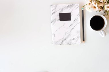 Not defteri, dizüstü bilgisayar ve kahve fincanı fare notlu üst görünüm ofis malzemeleri. Boş ekran cep telefonu ve masa başı çalışma alanı üzerindeki malzemeler ve kopyalama alanı..