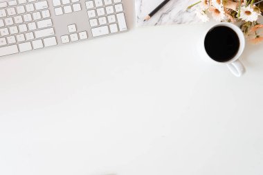 Not defteri, dizüstü bilgisayar ve kahve fincanı fare notlu üst görünüm ofis malzemeleri. Boş ekran cep telefonu ve masa başı çalışma alanı üzerindeki malzemeler ve kopyalama alanı..