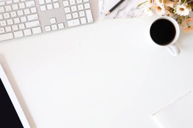 Not defteri, dizüstü bilgisayar ve kahve fincanı fare notlu üst görünüm ofis malzemeleri. Boş ekran cep telefonu ve masa başı çalışma alanı üzerindeki malzemeler ve kopyalama alanı..