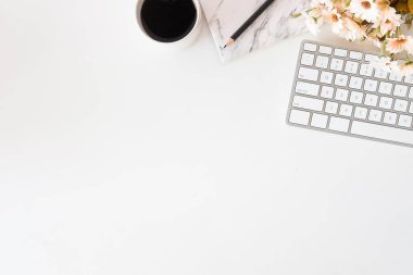 Not defteri, dizüstü bilgisayar ve kahve fincanı fare notlu üst görünüm ofis malzemeleri. Boş ekran cep telefonu ve masa başı çalışma alanı üzerindeki malzemeler ve kopyalama alanı..