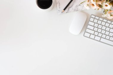 Not defteri, dizüstü bilgisayar ve kahve fincanı fare notlu üst görünüm ofis malzemeleri. Boş ekran cep telefonu ve masa başı çalışma alanı üzerindeki malzemeler ve kopyalama alanı..