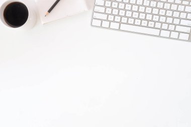 Not defteri, dizüstü bilgisayar ve kahve fincanı fare notlu üst görünüm ofis malzemeleri. Boş ekran cep telefonu ve masa başı çalışma alanı üzerindeki malzemeler ve kopyalama alanı..