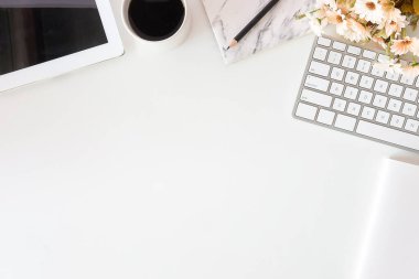 Not defteri, dizüstü bilgisayar ve kahve fincanı fare notlu üst görünüm ofis malzemeleri. Boş ekran cep telefonu ve masa başı çalışma alanı üzerindeki malzemeler ve kopyalama alanı..