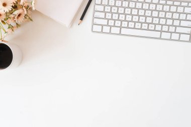 Not defteri, dizüstü bilgisayar ve kahve fincanı fare notlu üst görünüm ofis malzemeleri. Boş ekran cep telefonu ve masa başı çalışma alanı üzerindeki malzemeler ve kopyalama alanı..