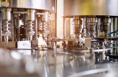 Üretim hattındaki endüstriyel makineler ve endüstriyel fabrika ekipmanları paslanmaz otomasyon. 