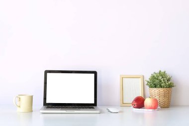 Çalışma masası ve dizüstü bilgisayar. Boşluğu ve boş ekranı kopyala. İş görüntüsü, boş ekran dizüstü bilgisayar ve malzemeler.