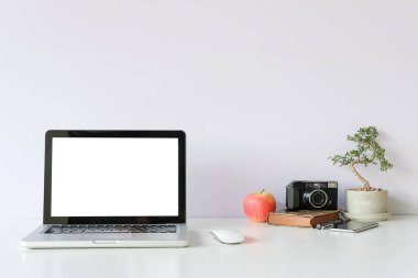 Çalışma masası ve dizüstü bilgisayar. Boşluğu ve boş ekranı kopyala. İş görüntüsü, boş ekran dizüstü bilgisayar ve malzemeler.