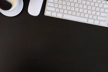 Not defteri, dizüstü bilgisayar ve kahve fincanı fare notlu üst görünüm ofis malzemeleri. Boş ekran cep telefonu ve beyaz masa çalışma alanı üzerindeki malzemeler ve kopyalama alanı.