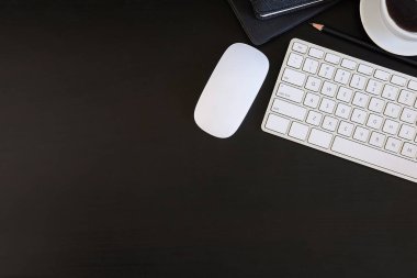 Not defteri, dizüstü bilgisayar ve kahve fincanı fare notlu üst görünüm ofis malzemeleri. Boş ekran cep telefonu ve beyaz masa çalışma alanı üzerindeki malzemeler ve kopyalama alanı.