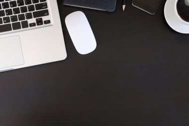 Not defteri, dizüstü bilgisayar ve kahve fincanı fare notlu üst görünüm ofis malzemeleri. Boş ekran cep telefonu ve beyaz masa çalışma alanı üzerindeki malzemeler ve kopyalama alanı.
