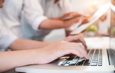 Belgeler ve dizüstü bilgisayarlarla çalışmak Danışmanlık ve iş planlaması.